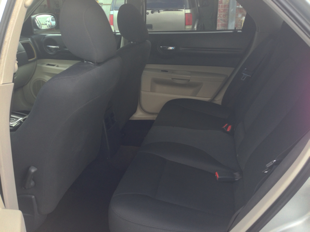 2005 Dodge Magnum SE