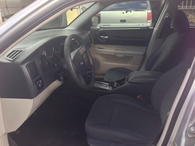 2005 Dodge Magnum SE