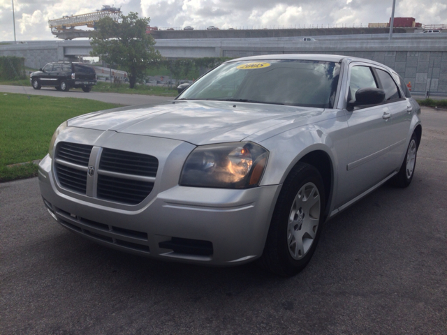 2005 Dodge Magnum SE