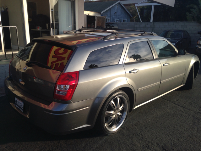 2005 Dodge Magnum SE