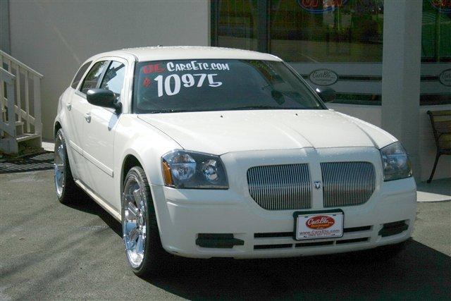 2005 Dodge Magnum SE