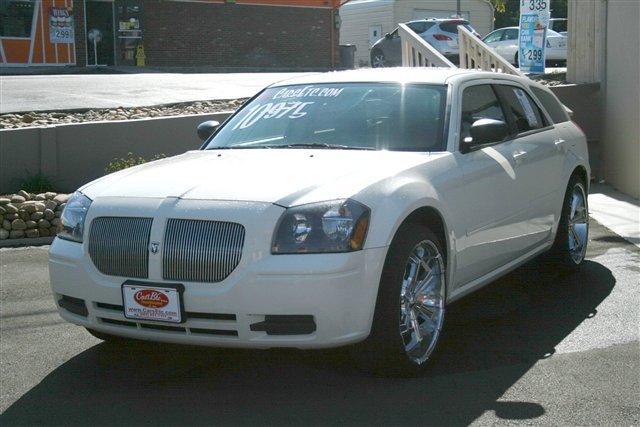 2005 Dodge Magnum SE