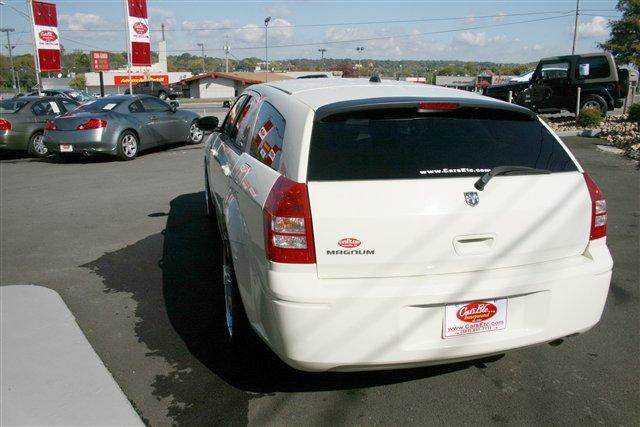 2005 Dodge Magnum SE