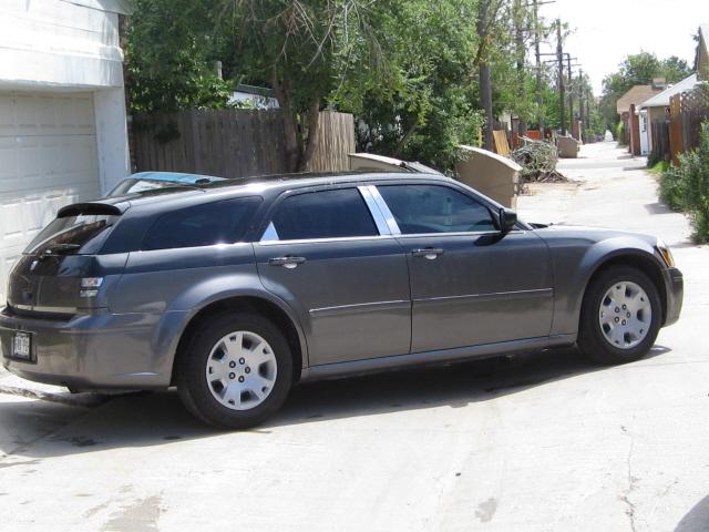 2005 Dodge Magnum SE