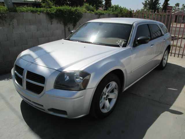 2005 Dodge Magnum SE