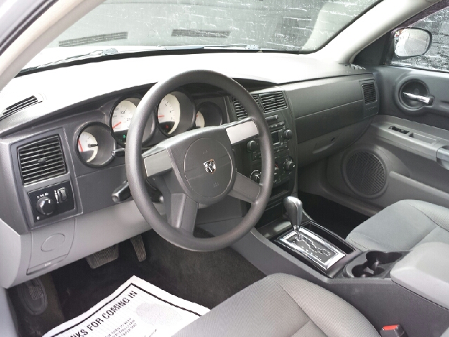 2005 Dodge Magnum SE