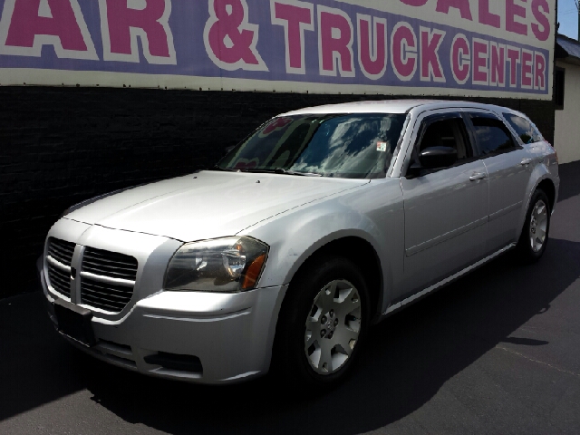 2005 Dodge Magnum SE