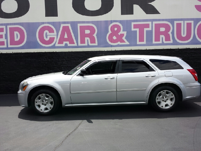 2005 Dodge Magnum SE