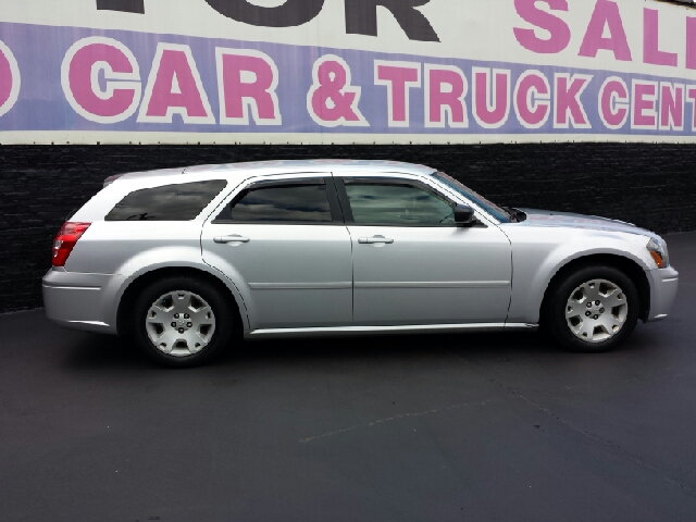 2005 Dodge Magnum SE
