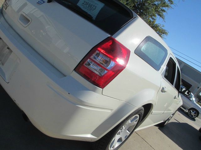 2005 Dodge Magnum SE