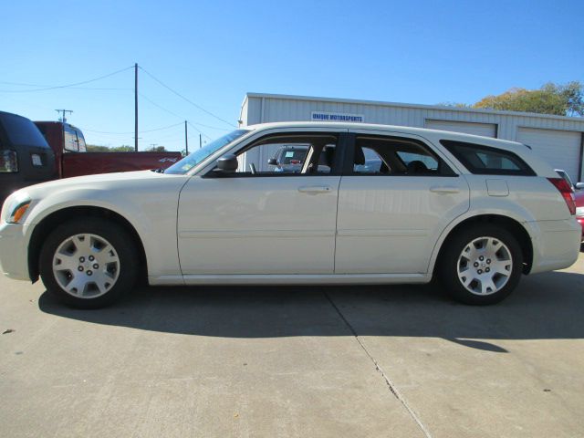 2005 Dodge Magnum SE