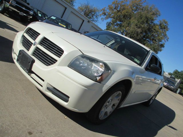 2005 Dodge Magnum SE