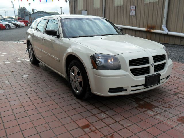 2005 Dodge Magnum SE