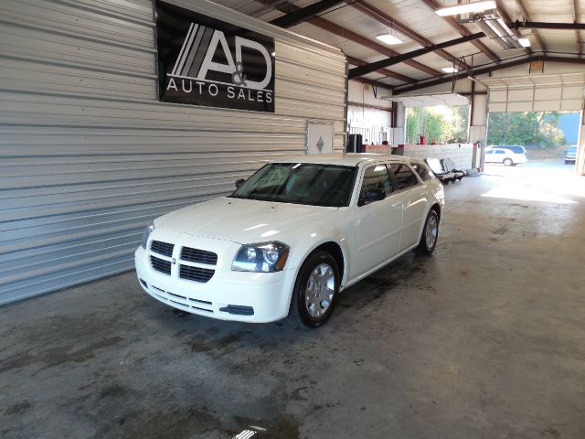 2005 Dodge Magnum SE