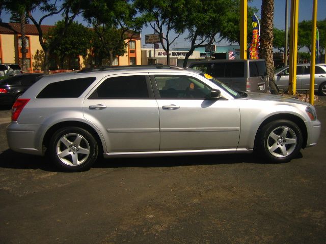 2005 Dodge Magnum SE