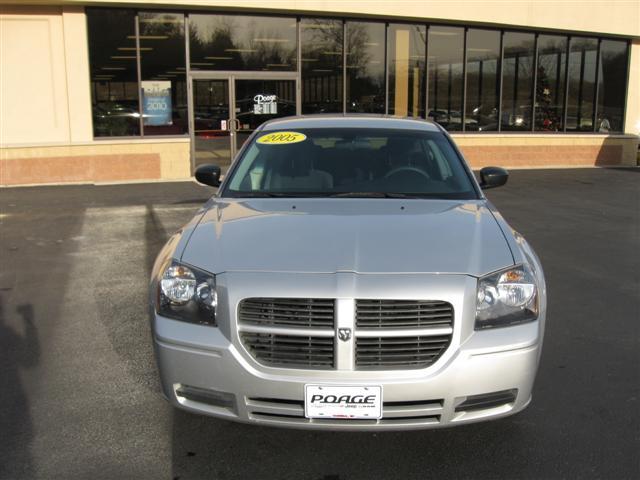 2005 Dodge Magnum SE