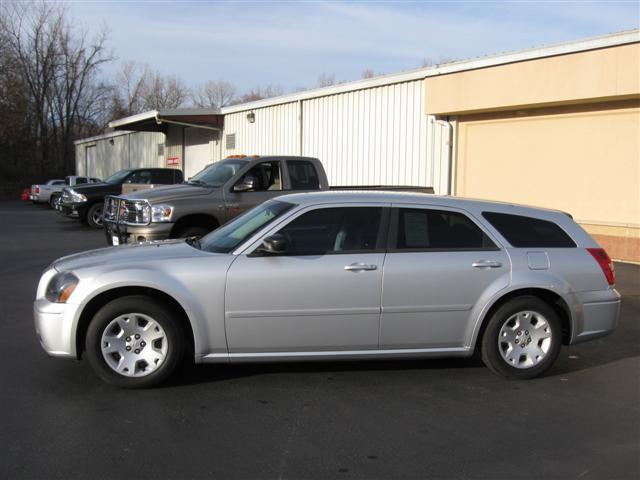 2005 Dodge Magnum SE