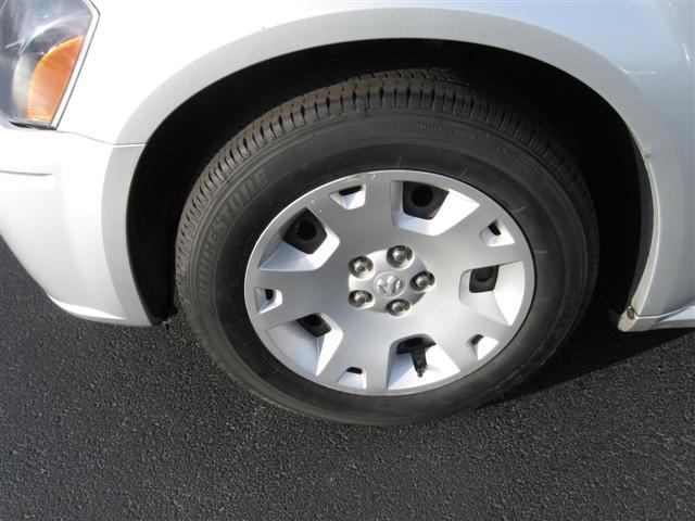 2005 Dodge Magnum SE