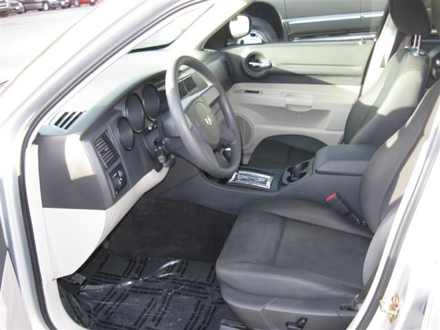 2005 Dodge Magnum SE