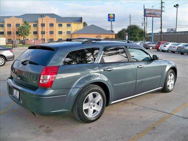 2005 Dodge Magnum 1981 Oldsmobile Regency