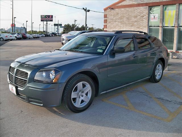 2005 Dodge Magnum 1981 Oldsmobile Regency