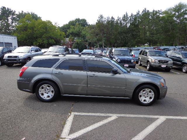 2005 Dodge Magnum SE