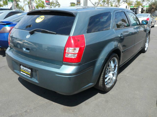2005 Dodge Magnum SE
