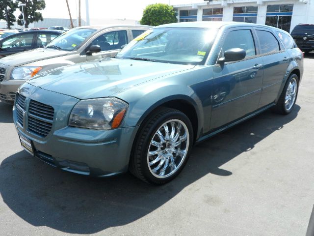 2005 Dodge Magnum SE