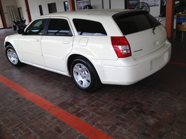 2005 Dodge Magnum SE