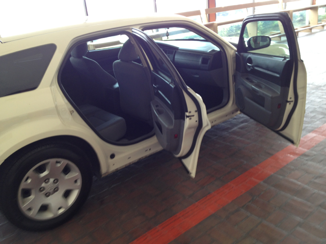 2005 Dodge Magnum SE