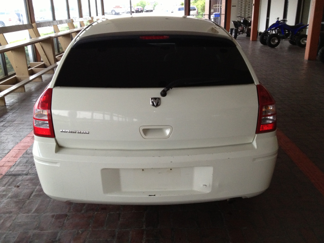2005 Dodge Magnum SE