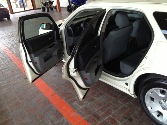 2005 Dodge Magnum SE