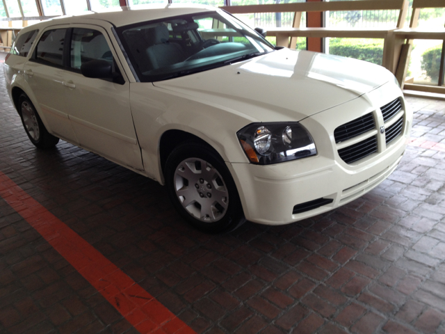 2005 Dodge Magnum SE