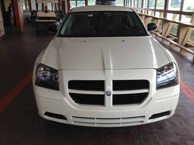 2005 Dodge Magnum SE