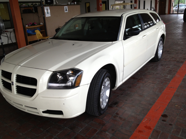 2005 Dodge Magnum SE