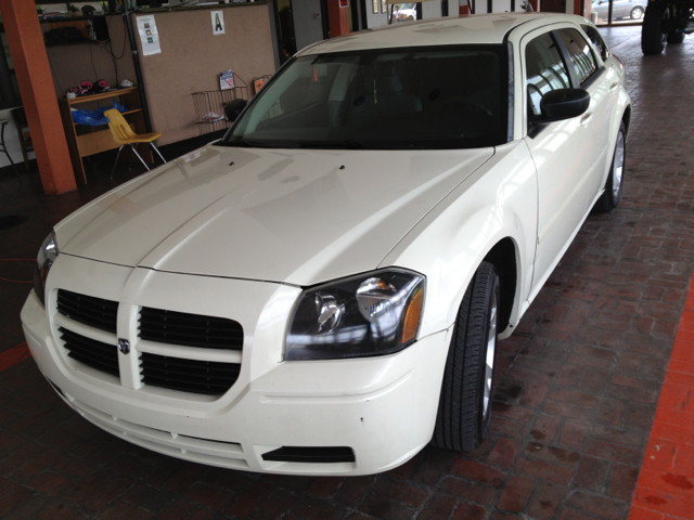 2005 Dodge Magnum SE