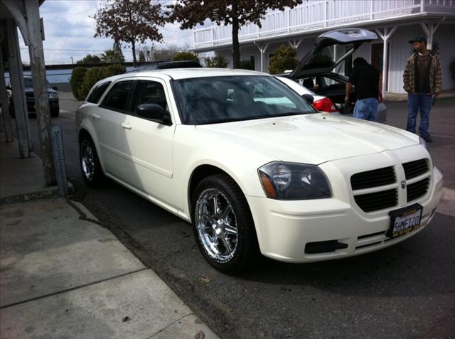 2005 Dodge Magnum SE