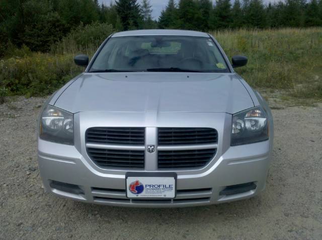 2005 Dodge Magnum SE