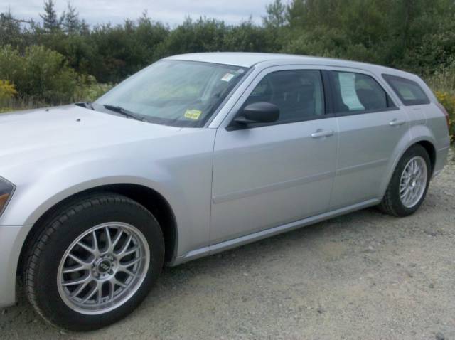 2005 Dodge Magnum SE