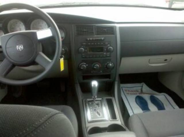 2005 Dodge Magnum SE