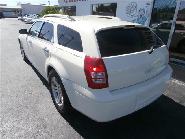 2005 Dodge Magnum Denali-quads-third-awd-moonroof-one Owner