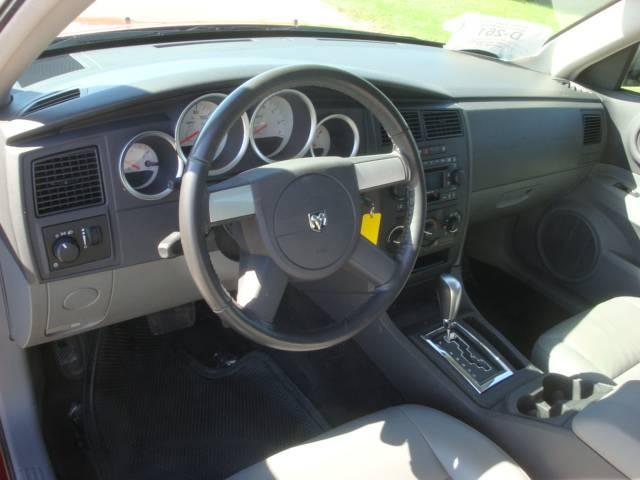 2005 Dodge Magnum SE