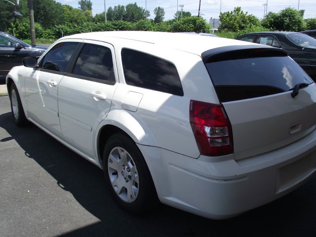 2005 Dodge Magnum SE