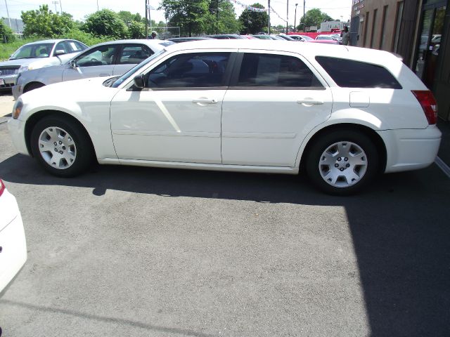 2005 Dodge Magnum SE