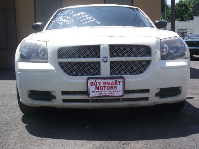 2005 Dodge Magnum SE