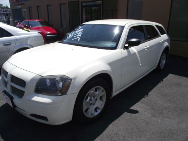 2005 Dodge Magnum SE