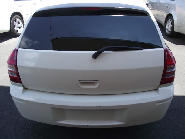 2005 Dodge Magnum SE