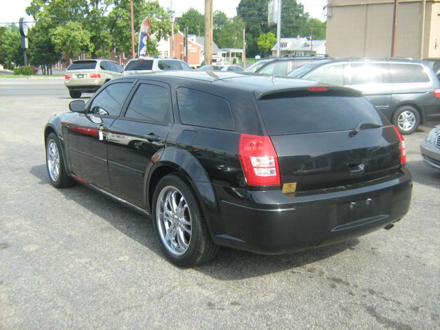 2005 Dodge Magnum SE