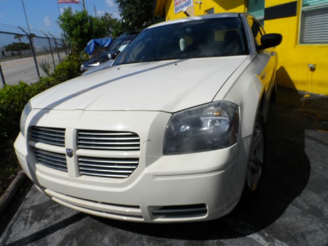 2005 Dodge Magnum SE