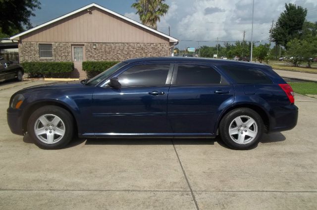 2005 Dodge Magnum SE